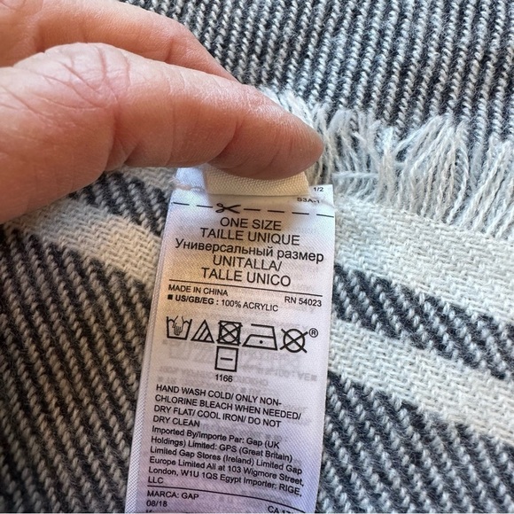 Gap blue and cream new without tag scarf. - Picture 10 of 12